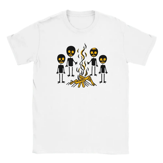 Valkoinen lyhythihainen T-paita kampfire-hahmoilla ja neljällä hahmolla Campfire Tales tuotteessa