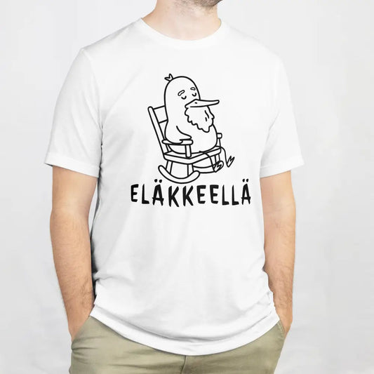 Valkoinen lyhythihainen T-paita lastenkuvalla ankasta nojatuolissa Eläkkeellä- tuotemerkki