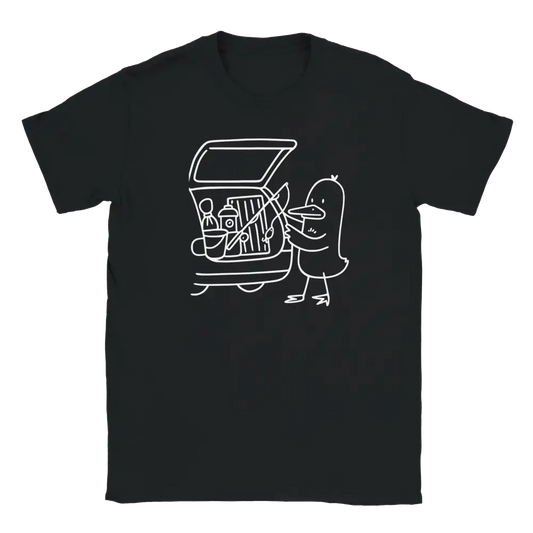 Musta T-paita valkoisella ankka-uunokuvalla ja kalastustarvikkeilla