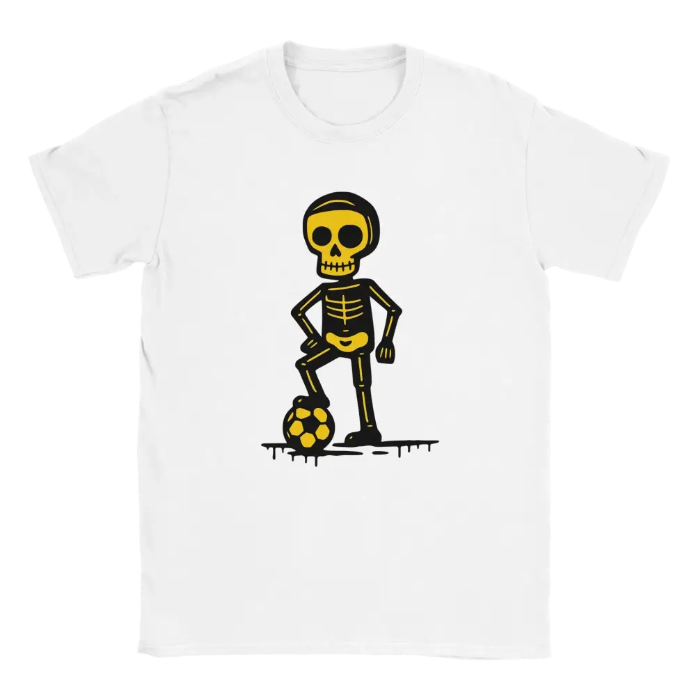 Valkoinen crew-neck t-paita jossa karikatyyri luuranko pelaamassa jalkapalloa