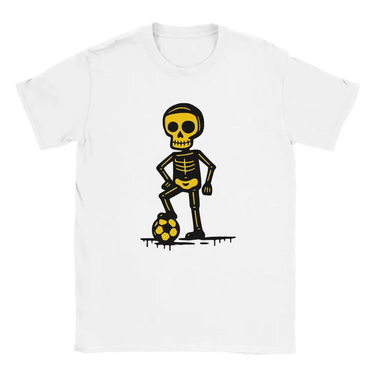 Valkoinen crew-neck t-paita jossa karikatyyri luuranko pelaamassa jalkapalloa