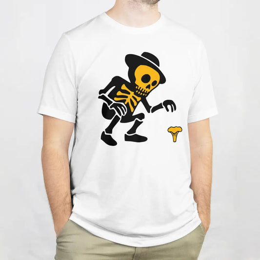 Valkoinen T-paita Skeleton ja sieni grafiikalla Kantarellin Metsästäjä tuotemerkki
