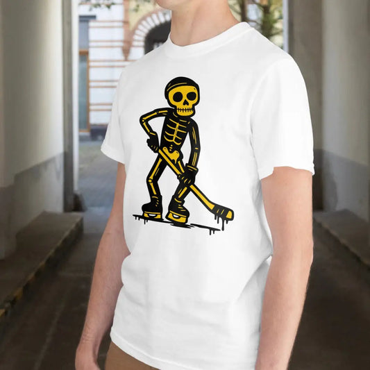 Lätkäjätkä T-paita, valkoinen lyhythihainen t-paita, jossa karikatyyrimainen luuranko pelaa jääkiekkoa