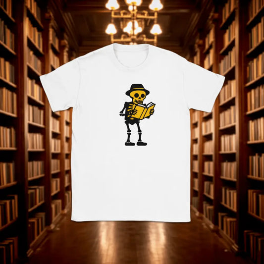 Lukenut T-paita valkoinen t-paita luuranko lukee kirjaa design