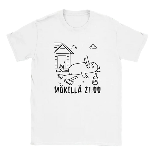 Valkoinen lyhythihainen T-paita humoristisella kuvituksella kuolleesta kanista, kirvestä, pulloa ja mökkiä