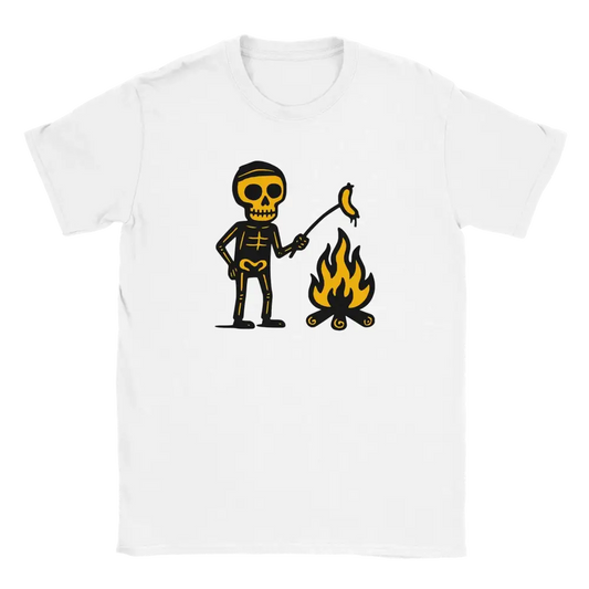 Nuotiolla T-paita valkoinen t-paita cartoon-luukku ja nuotio hot dog roostaaminen