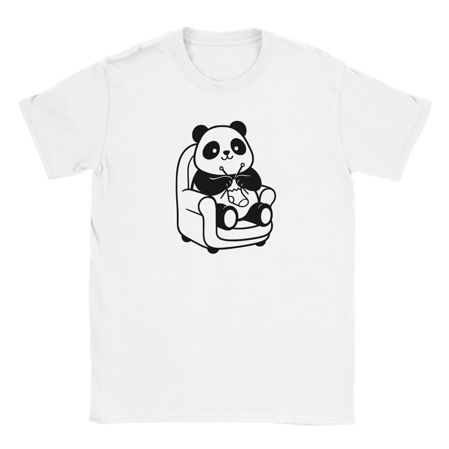 Valkoinen lyhythihainen Panda Kutoo T-paita, jossa karhu neuloo nojatuolissa
