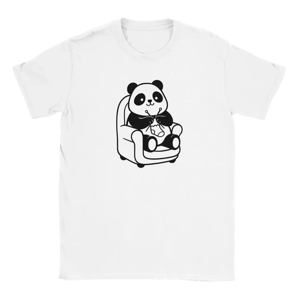 Valkoinen lyhythihainen Panda Kutoo T-paita, jossa karhu neuloo nojatuolissa