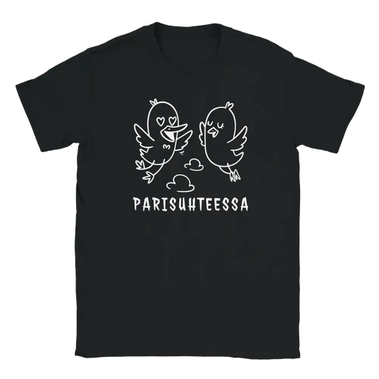 Musta T-paita Parisuhteessa with kaksi sarjakuva-lintua ja pilviä printillä