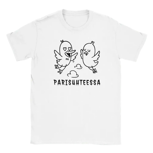 Valkoinen short-sleeve T-paita mustalla linnunpiirroksella ja tekstillä PARISUHTEESSA