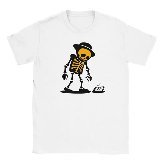 Valkoinen lyhythihainen T-paita Skeleton-hahmolla ja rikkinäisellä puhelin grafiikalla