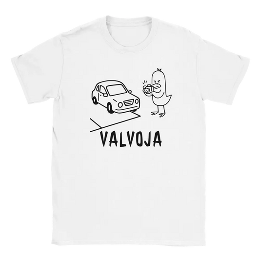 Valkoinen T-paita mustalla lintokuvalla ottamassa kuvaa autosta Pysäköinninvalvoja Ankka