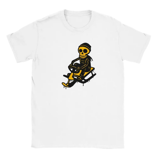 Valkoinen T-paita Skeleton on Sled grafiikalla Rattikelkalla tuotekuvassa