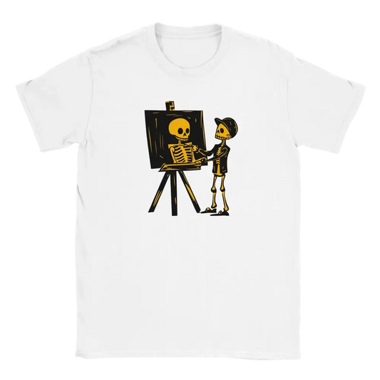 Valkoinen T-paita, jossa sarjakuvamainen luuranko maalaa toista luurankoa easelillä