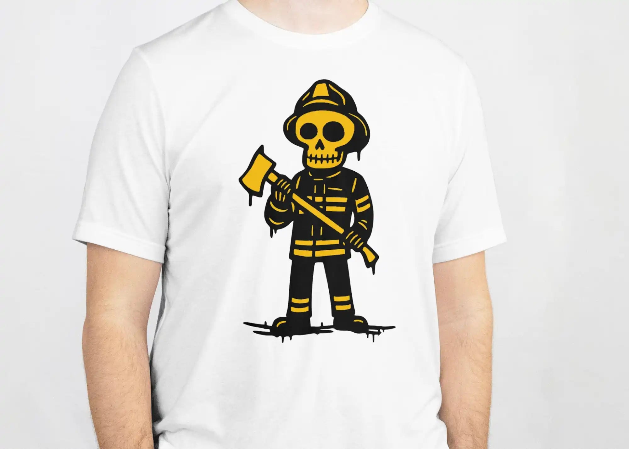 Valkoinen T-paita, jossa on keltainen ja musta luurankopaikantaja-palomiestarin grafiikka.
