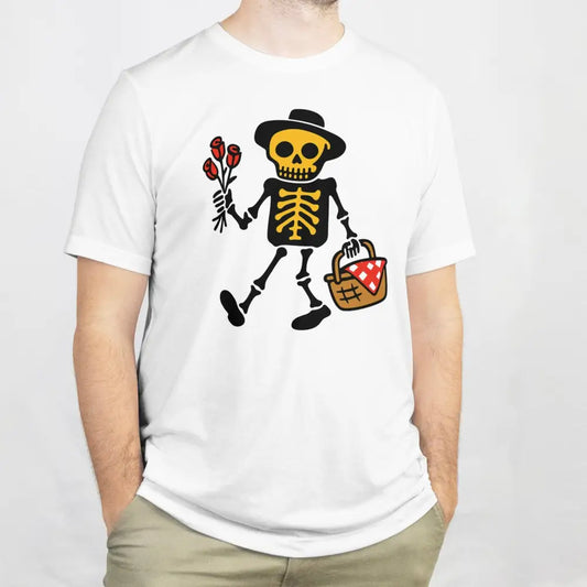 Valkoinen lyhythihainen T-paita Skeleton-graphicilla, rooseja ja piknik-kori kanssa