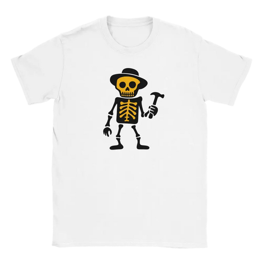 Valkoinen lyhythihainen T-paita Skeletonin ja vasaran grafiikalla Viimeinen Remontti