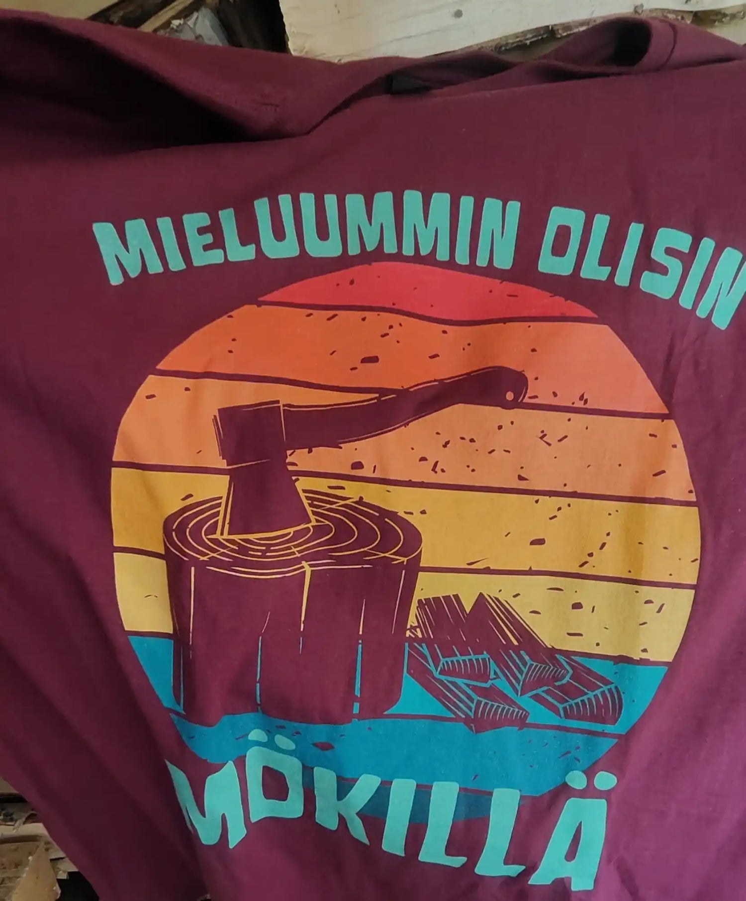 Burgundi T-paita värikkäällä auringonlasku- ja kirvegrafiikalla.
