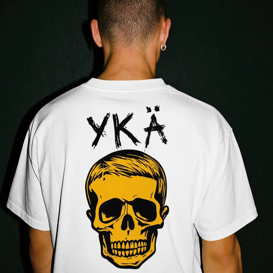 Valkoinen T-paita YKÄ - T-paita selässä, keltainen kallo ja musta teksti selässä