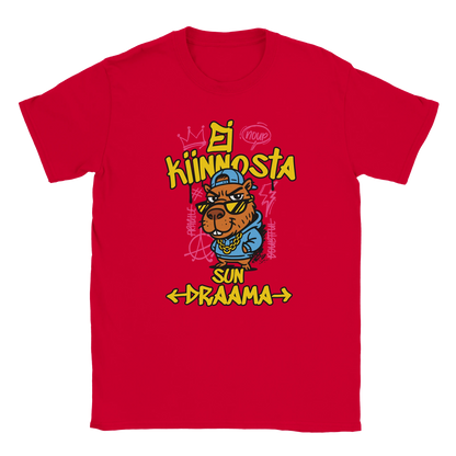T-shirt featuring a guinea pig character in sunglasses beside the Finnish words Ei kiinnosta sun draama.
