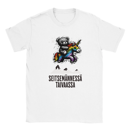 T-paita, jonka printissä nalle ratsastaa värikkäällä yksisarvisella tähtien keskellä.