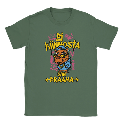 T-shirt featuring a guinea pig character in sunglasses beside the Finnish words Ei kiinnosta sun draama.