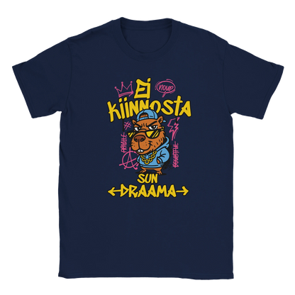 T-shirt featuring a guinea pig character in sunglasses beside the Finnish words Ei kiinnosta sun draama.