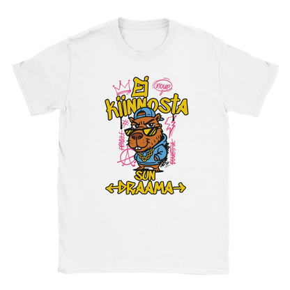 T-shirt featuring a guinea pig character in sunglasses beside the Finnish words Ei kiinnosta sun draama.