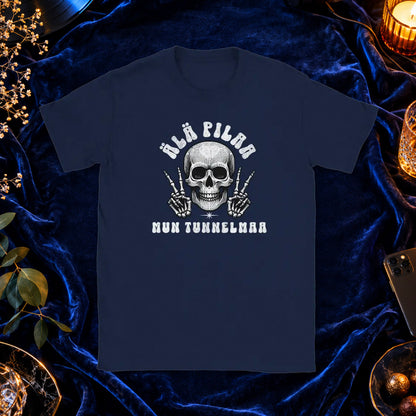 T-shirt featuring a skull making middle-finger gestures beside the Finnish words �l� pilaa mun tunnelmaa.