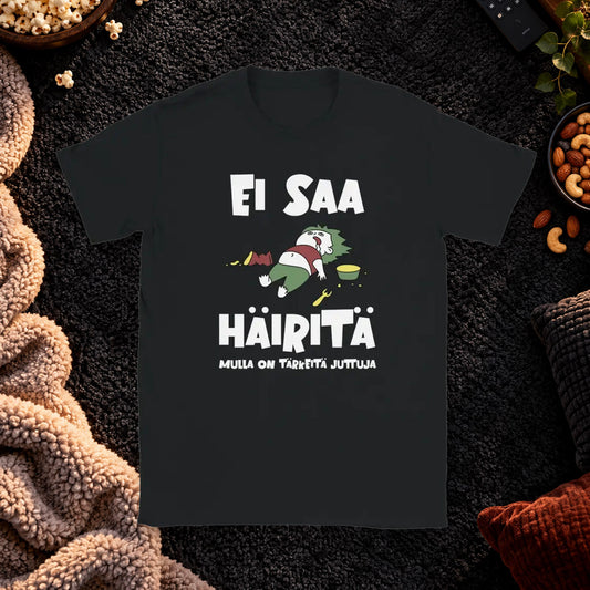 T-shirt featuring a reclining character beside Finnish wording asking not to be disturbed.