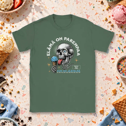 T-shirt featuring a skull licking ice cream beside a Finnish phrase about life being better with ice cream.