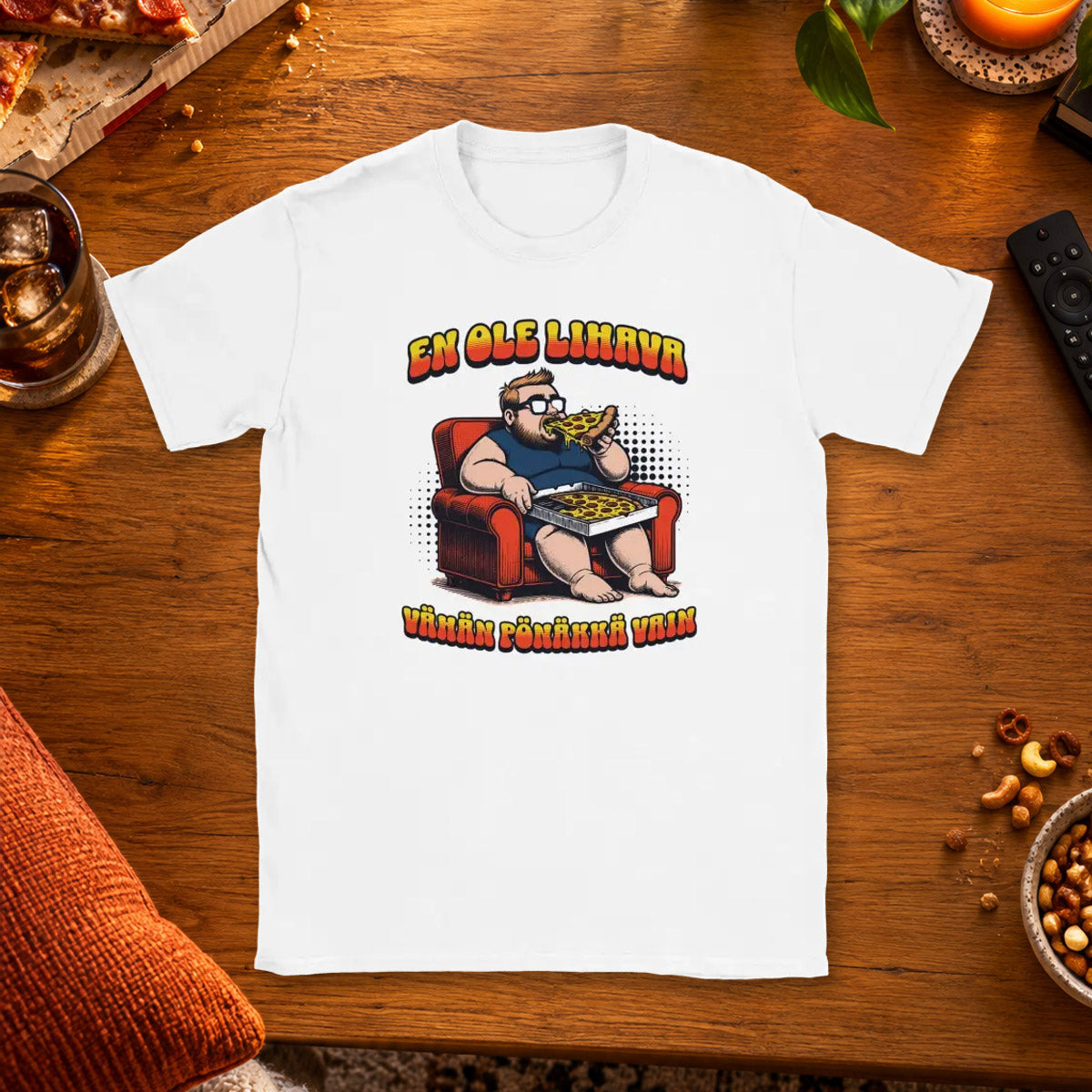 T-shirt featuring a man in an armchair holding pizza beside the Finnish words En ole lihava.