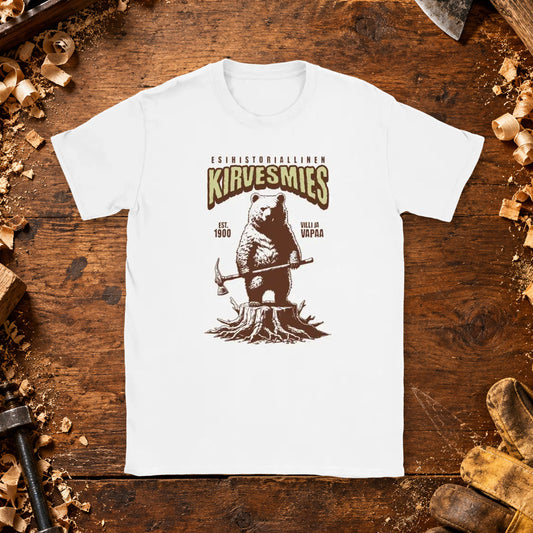 T-shirt featuring a bear on a stump holding an axe beside the Finnish words Esihistoriallinen kirvesmies.