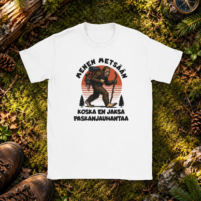 T-shirt featuring a gorilla hiker with a backpack and stick beside the Finnish words Menen mets��n.