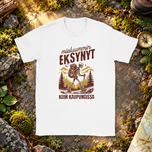 T-shirt featuring a skeleton hiker in a forest with a Finnish phrase about preferring to be lost rather than in the city.