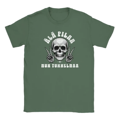 T-shirt featuring a skull making middle-finger gestures beside the Finnish words �l� pilaa mun tunnelmaa.