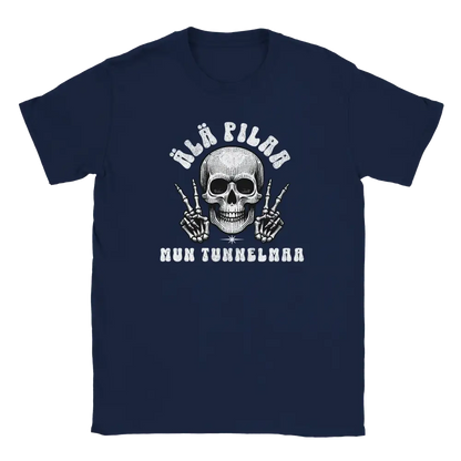T-shirt featuring a skull making middle-finger gestures beside the Finnish words �l� pilaa mun tunnelmaa.