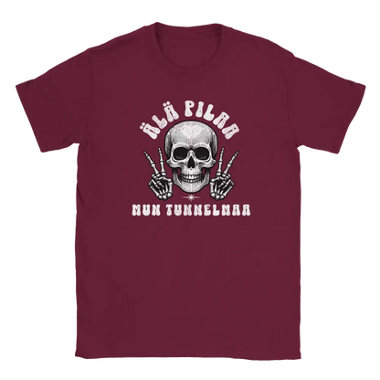 Maroon T-shirt featuring a skull making middle-finger gestures beside the Finnish words �l� pilaa mun tunnelmaa.