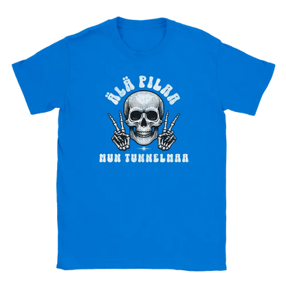 T-shirt featuring a skull making middle-finger gestures beside the Finnish words �l� pilaa mun tunnelmaa.