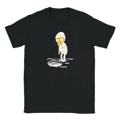 Mustavalkoinen Avantouimari T-paita, jossa luuranko beanie päässä katsoo manholea