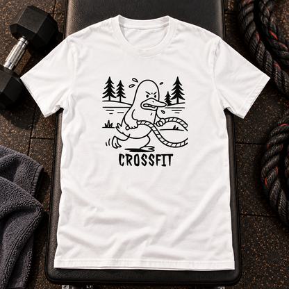 Valkoinen t-paita, jonka printissä ankka treenaa harjoitusköysillä ulkona ja CROSSFIT-teksti. Printin aiheeseen liittyvä tuotekuva ja rekvisiitta.