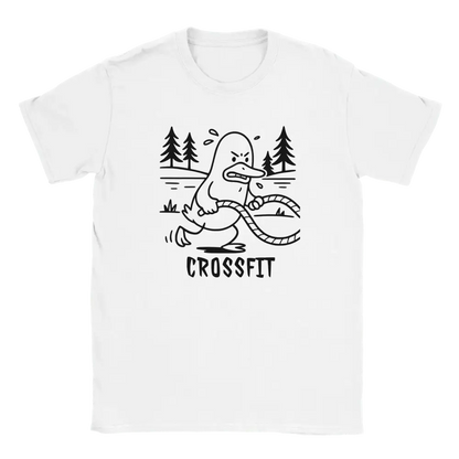 Valkoinen t-paita, jonka printissä ankka treenaa harjoitusköysillä ulkona ja CROSSFIT-teksti.