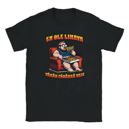 Black T-shirt featuring a man in an armchair holding pizza beside the Finnish words En ole lihava.