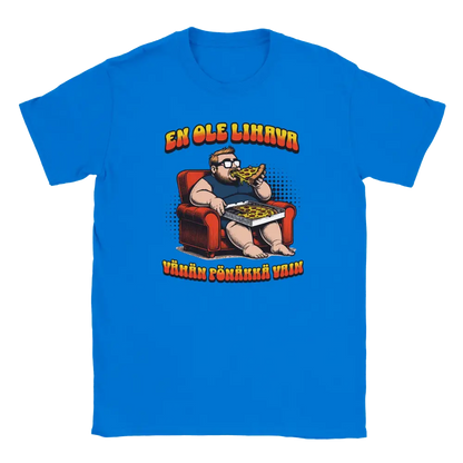 Blue T-shirt featuring a man in an armchair holding pizza beside the Finnish words En ole lihava.