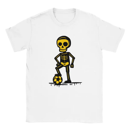 Valkoinen crew-neck t-paita jossa karikatyyri luuranko pelaamassa jalkapalloa