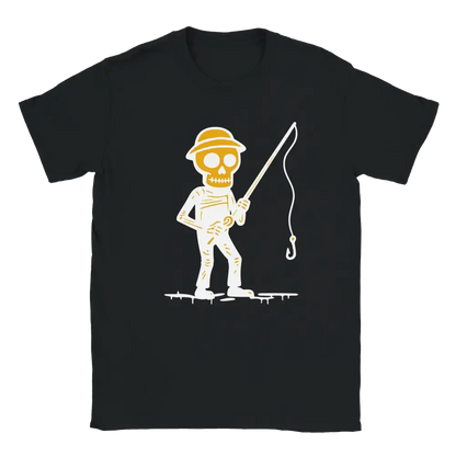 Mustat T-paita Skeletonilla hatissa ja kalastusvavassa Kalastaja - T-paita