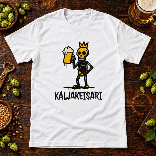 Valkoinen t-paita, jonka printissä kruunattu luuranko nostaa oluttuoppia Kaljakeisari-printissä. Paita baarin puupöydällä oluttuopin ja humalan keskellä.