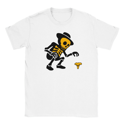 Valkoinen lyhythihainen crew-neck T-paita Skeletoni ja sieni Kantarellin Metsästäjä
