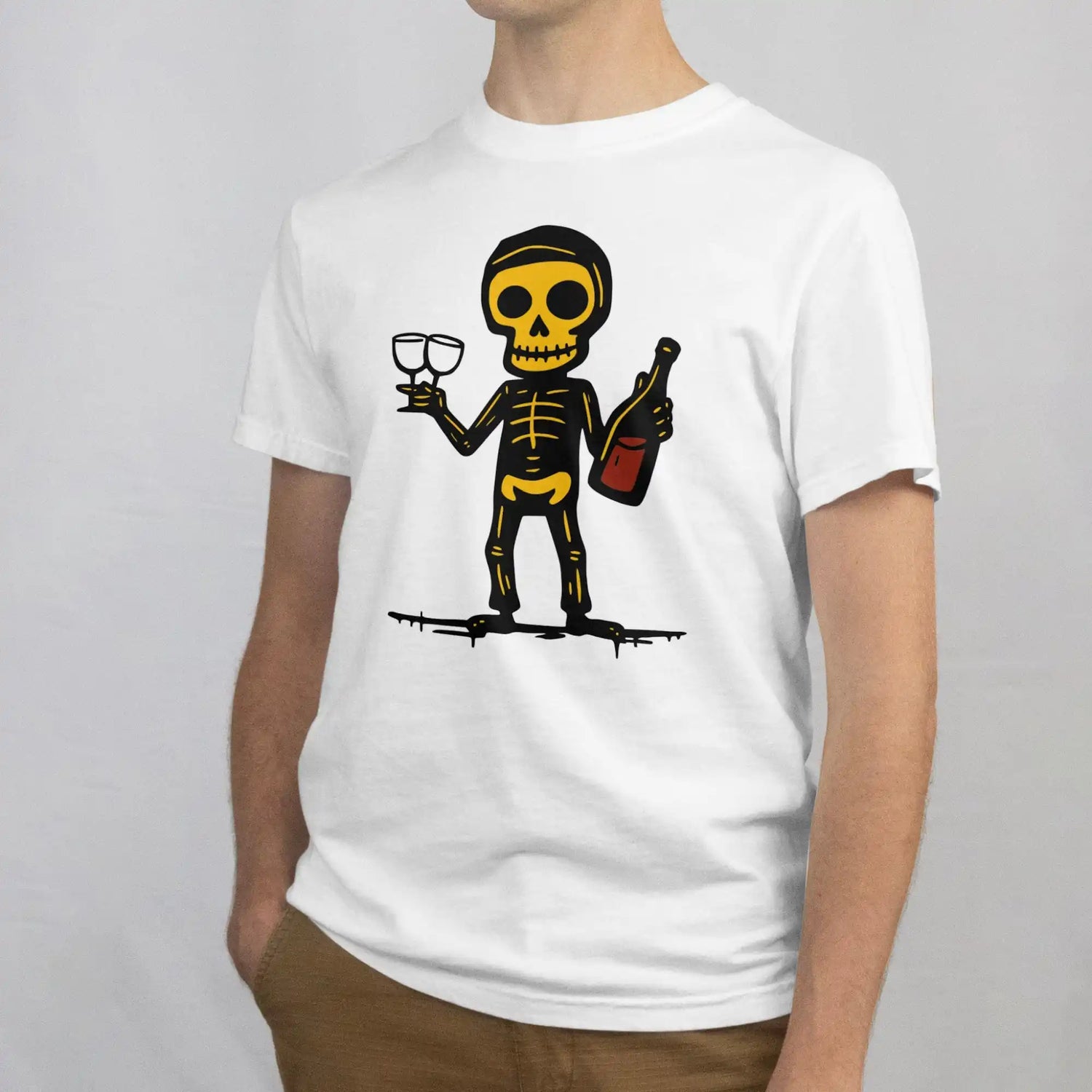 Valkoinen T-paita Skeletonilla ja viinipullolla ja laseilla Lasillinen-merkinnällä