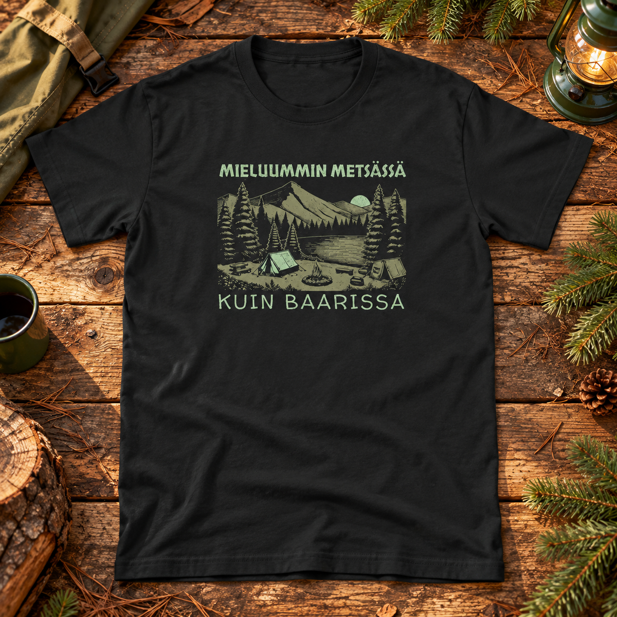 Musta t-paita, jonka printissä metsäleiri telttoineen ja nuotioineen sekä Mieluummin metsässä kuin baarissa -teksti. Printin aiheeseen liittyvä tuotekuva ja rekvisiitta.